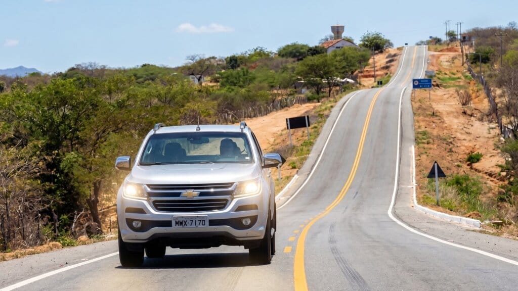 Veículo com luz de rodagem diurna DRL trafegando de acordo com a regra de farol aceso de dia em rodovias.