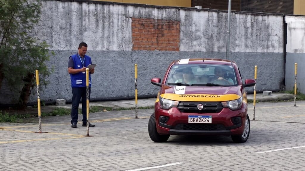 Fim da Baliza no Detran RJ: O que Muda de Verdade na Prova da CNH? 1 Examinador utilizando tablet de transmissão online para avaliação de candidatos diante do fim da baliza no Detran RJ.