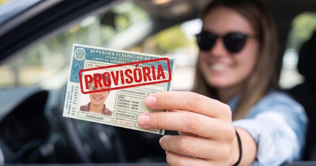 Jovem motorista recém-habilitada sorrindo ao volante prestando atenção nas regras da CNH Provisória PPD.