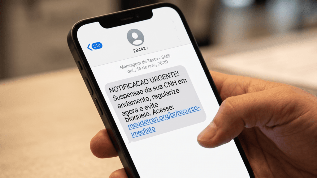 Como se Proteger do Golpe da Multa Falsa por SMS e WhatsApp 1 golpe da multa falsa por sms celular 1